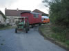 de bus achter de wagen moet helpen remmen op dit steile stukje...